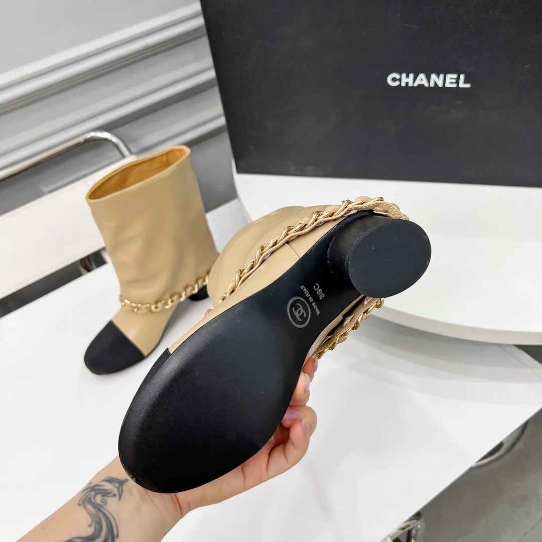 👟👟Ex-factory price 980👟👟 High version of Chanel CHANEL, 🌞🌞🌞Xiaoxiang’s latest boots for autumn and winter 2025, a must-have item for this autumn and winter! ! Ms. Chanel loves simple yet irresistible combinations to show her unique style. Mix and match freely to shine⚡Follow Grandma’s fashion steps! ! ! The top-notch craftsmanship and texture are perfectly presented. No matter any details, you can compare them with the counters. The best quality products can be entered and exited from the counters at will! ! ❶Material: imported cowhide ❷Inner lining: cowhide lining ❸Feet: cowhide lining ❹Outsole: original Italian leather outsole ❺Heel height: 5.5cm ❻Boot shaft height: 8 inches ❼Number: 35-40 (40 and 41 are customized and cannot be returned)
